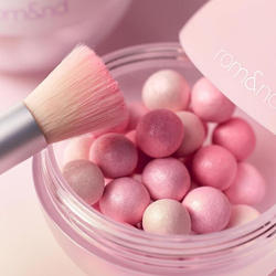 Сияющая пудра-вуаль в шариках Rom&nd Sheer Powder Pearls #01 Gleamy Veil, 15г