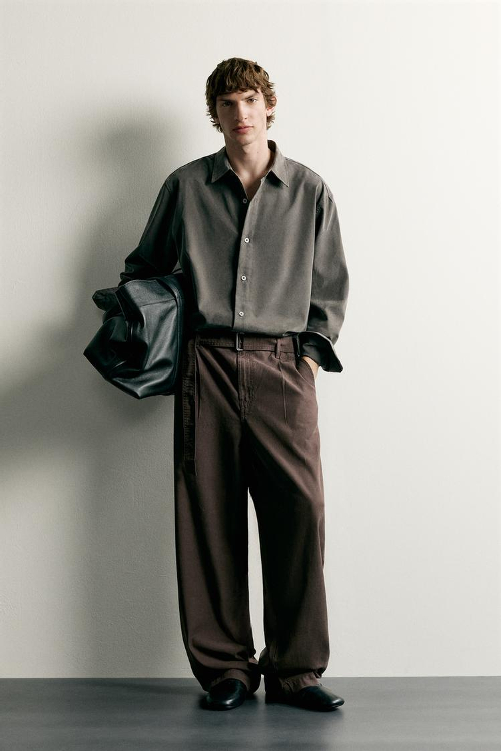 ZARA БРЮКИ RELAXED FIT СО СКЛАДКАМИ И РЕМНЕМ, СЕРО-КОРИЧНЕВЫЙ