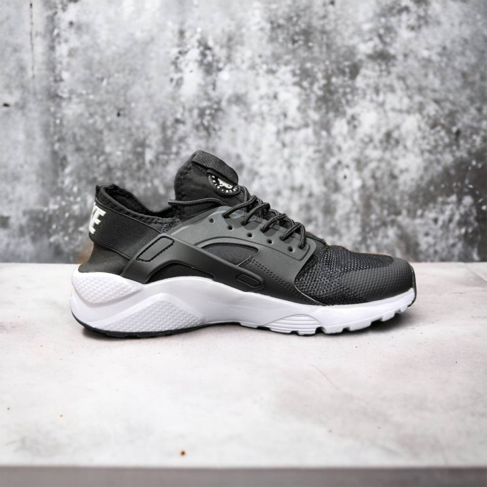 Nike Huarache • Black/White