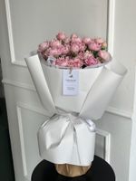 Моно букет из кустовых пионовидных роз