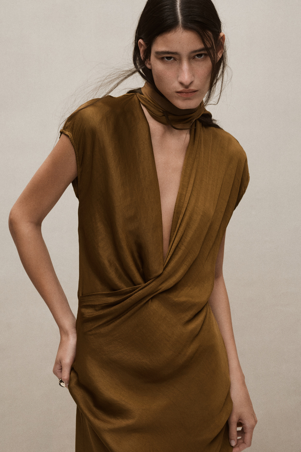 Атласное платье с шарфом - H&M