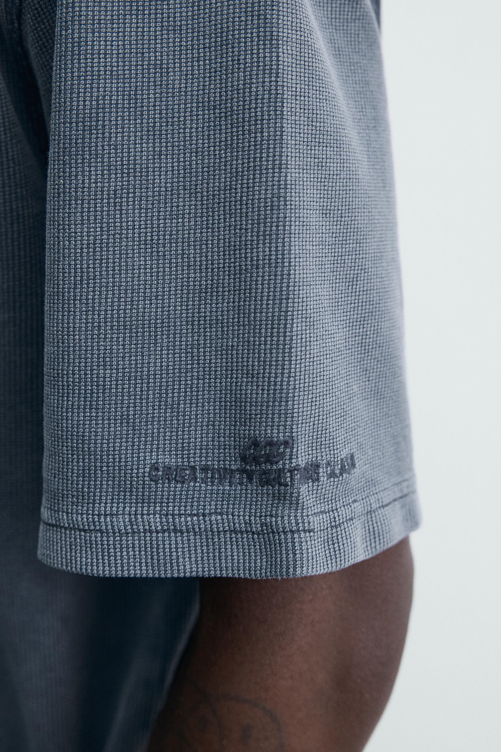 ФУТБОЛКА ИЗ РИФЛЕНОГО ТРИКОТАЖА С ЭФФЕКТОМ ПОТЕРТОСТИ — ZARA