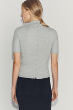 ФУТБОЛКА С ВОРОТНИКОМ-СТОЙКОЙ И ПУГОВИЦАМИ — ZARA