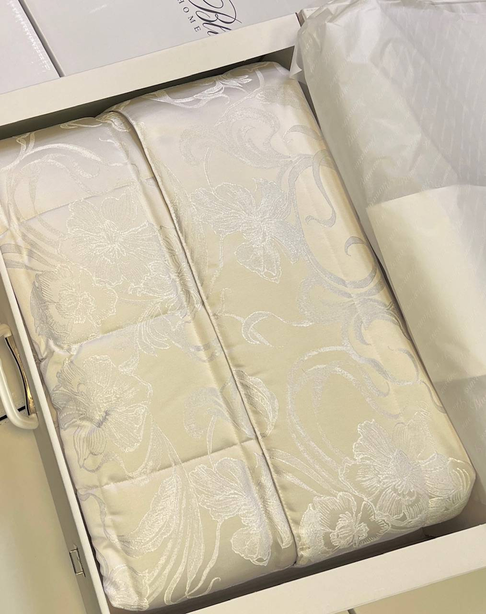 Покрывало 270х270 Blumarine Lapis Perla молочно-белое