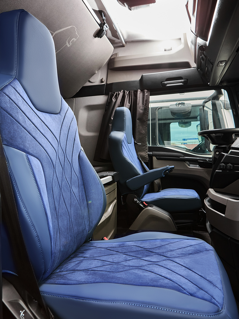 Чехлы Люкс MAN TGX, TGS с 2021 года без регулировки ремня безопасности водителя по высоте (экокожа, синий, синяя вставка)