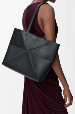 Loewe Средняя сумка-тоут Puzzle Fold из мягкой зернистой телячьей кожи, черный