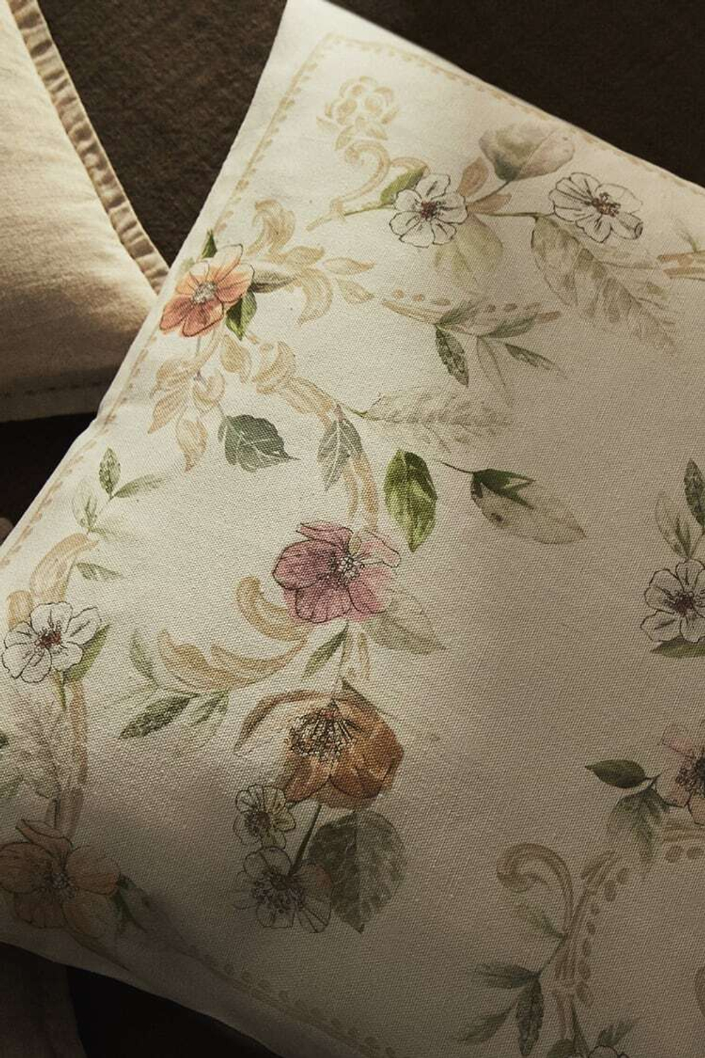 ZARA HOME ЧЕХОЛ ДЛЯ ДЕКОРАТИВНОЙ ПОДУШКИ С ЦВЕТОЧНЫМ УЗОРОМ, КРЕМОВЫЙ