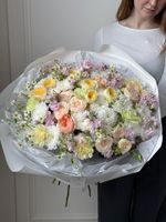 Гранд букет из кустовых пионовидных роз, маттиолы, ранункулюсов, нарциссов и диантусов