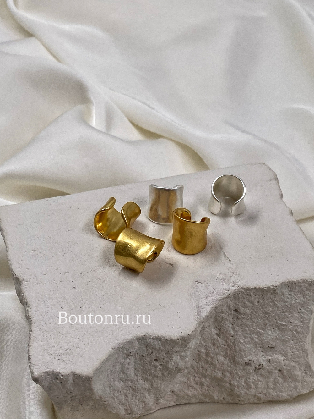 Серьги каффы золотые с мятым эффектом