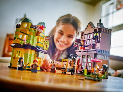 Конструктор LEGO Harry Potter 76452 Качественные принадлежности для квиддича и кафе-мороженое