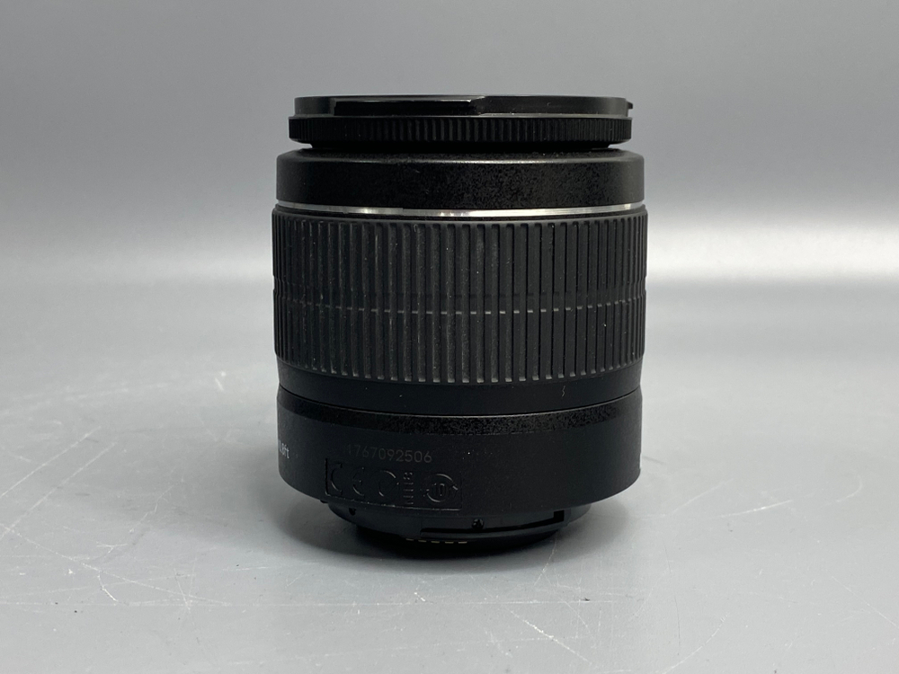 Canon EOS 1200D kit 18-55mm 3.5-5.6 III 3.000 кадров