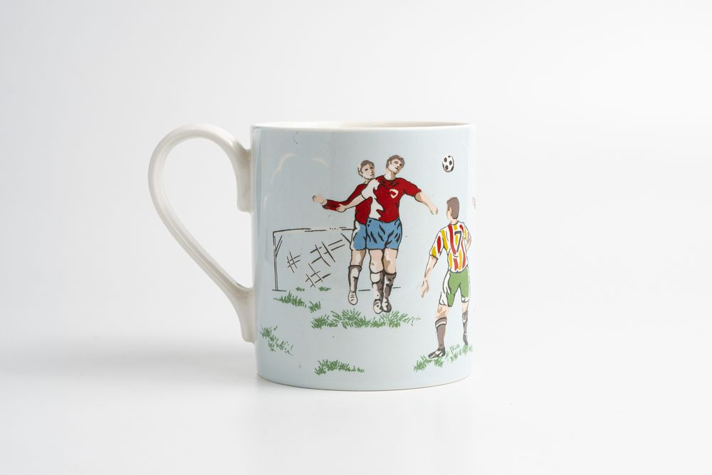 Коллекционная чашка с изображением играющих в футбол из серии «Cath Kidston»