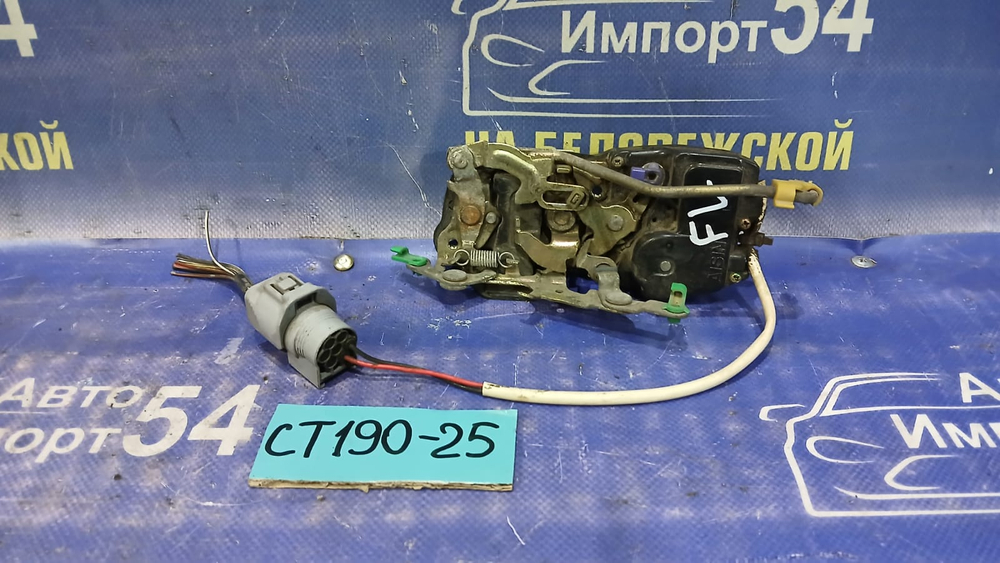 Замок двери передней левой TOYOTA CORONA 1995