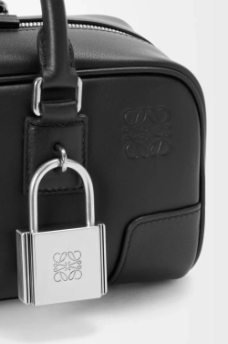 Loewe Укороченная сумка Amazona 23 из блестящей телячьей кожи, черный