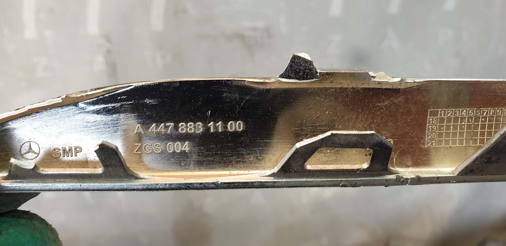 Молдинг решетки радиатора Mercedes V (W447) 14-нв Б/У Оригинал A4478881100