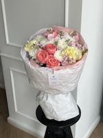 Букет сборный из кустовых пионовидных роз, диантусов, маттиолы и хризантемы