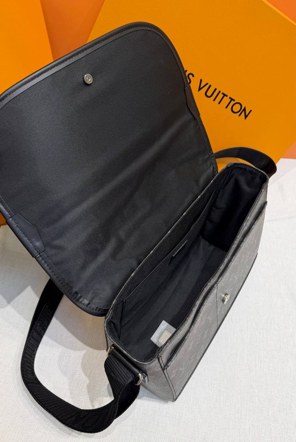 Сумка через плечо/мессенджер Louis Vuitton Courrier