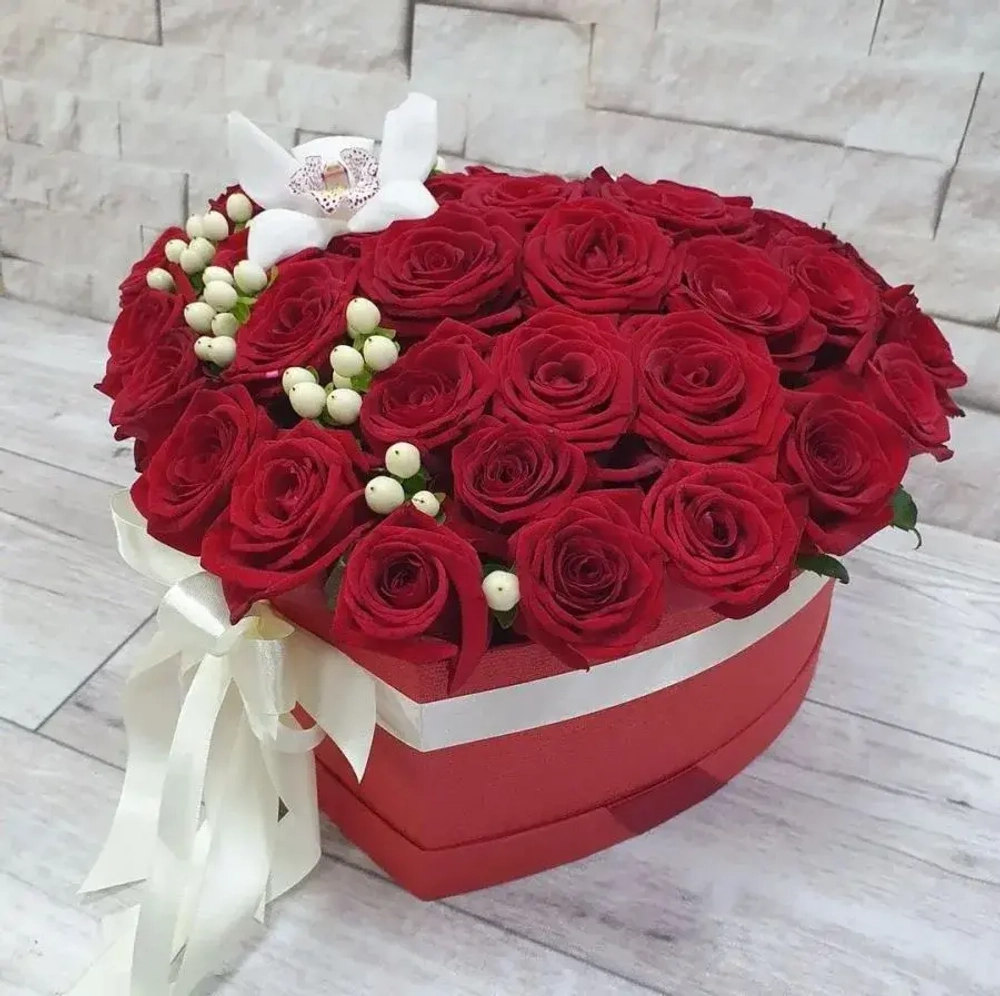 Композиция (розы бордовые 25 шт гипсофил белый в шляпной коробке)