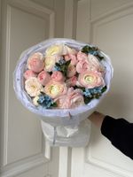 Букет из кустовых пионовидных роз, ранункулюсов и оксипеталума