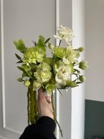 Свадебный букет диантусов, лизиантуса, хелеборуса и амаранта