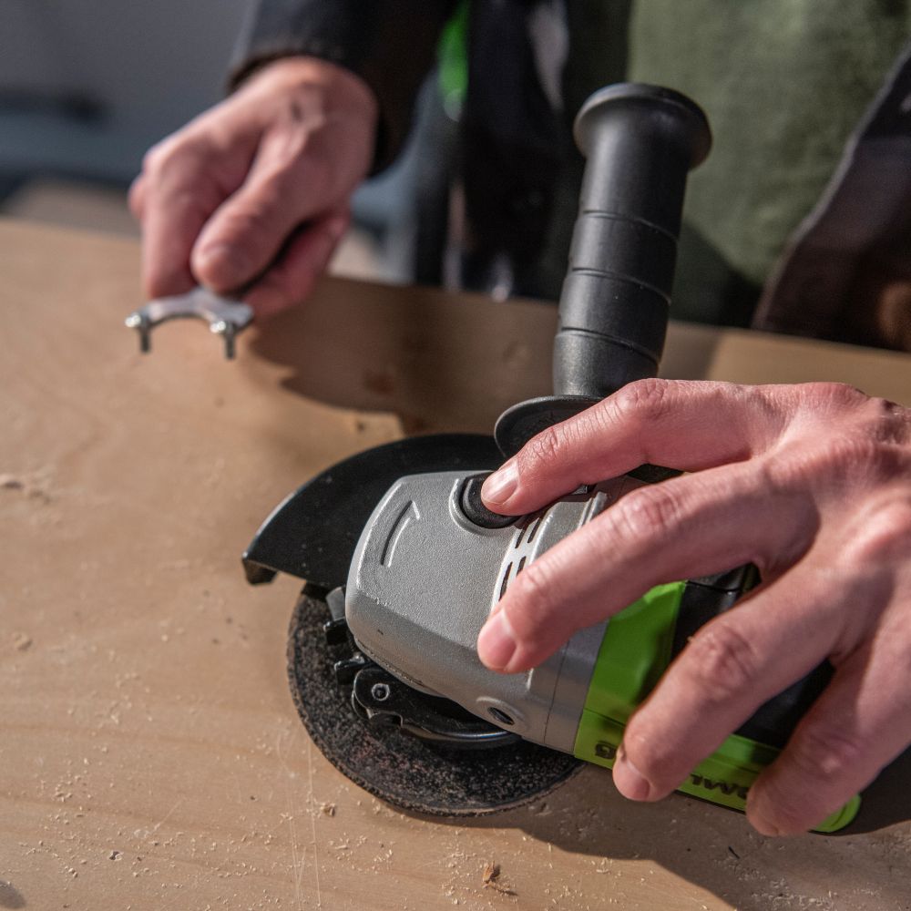 Угловая шлифовальная машина акк. Greenworks GD24AG, 24V, б/щет, 125 мм, 10500 об/мин,1x8Ач,быстрое ЗУ,кор (3200207CUH)
