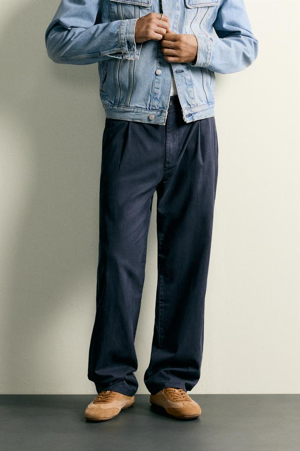 ZARA БРЮКИ ЧИНОС RELAXED FIT СО СКЛАДКАМИ, МОРСКОЙ СИНИЙ