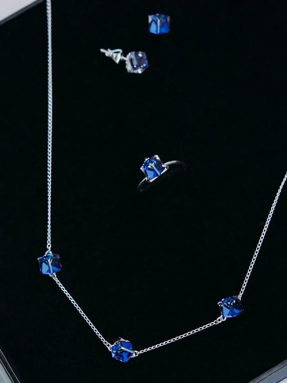 Кольцо Миражи тонкое с синим кристаллом Swarovski
