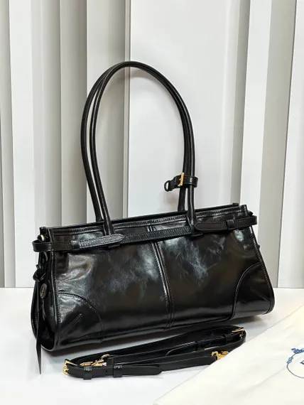 Кожаная большая сумка Prada Bonnie