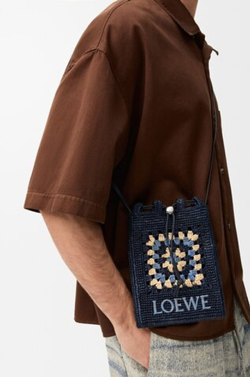 Loewe Сумка-мешок Patch Crochet на шнурке из телячьей кожи и рафии, темно-синий