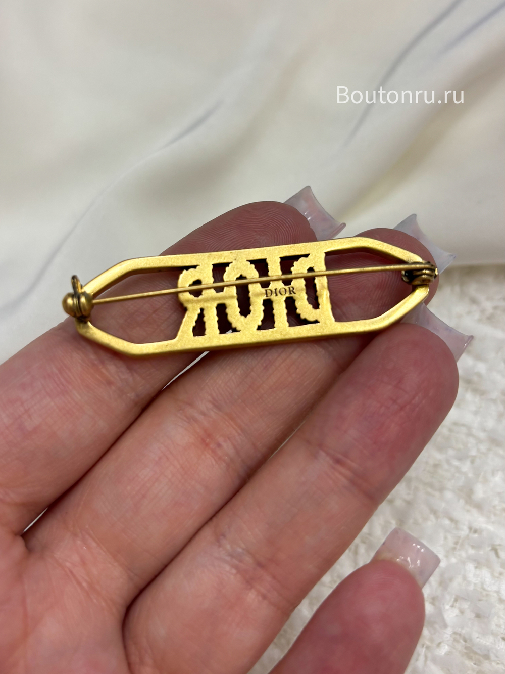 Брошь Ди. золотистая со стразами