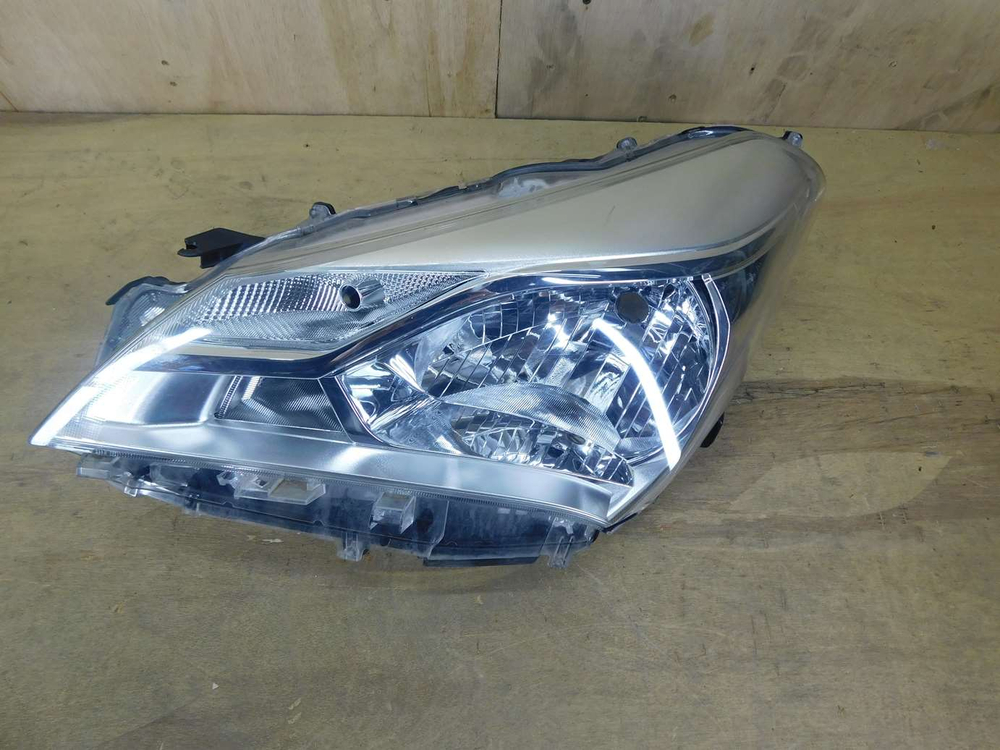 фара левая Toyota Vitz NSP130 135