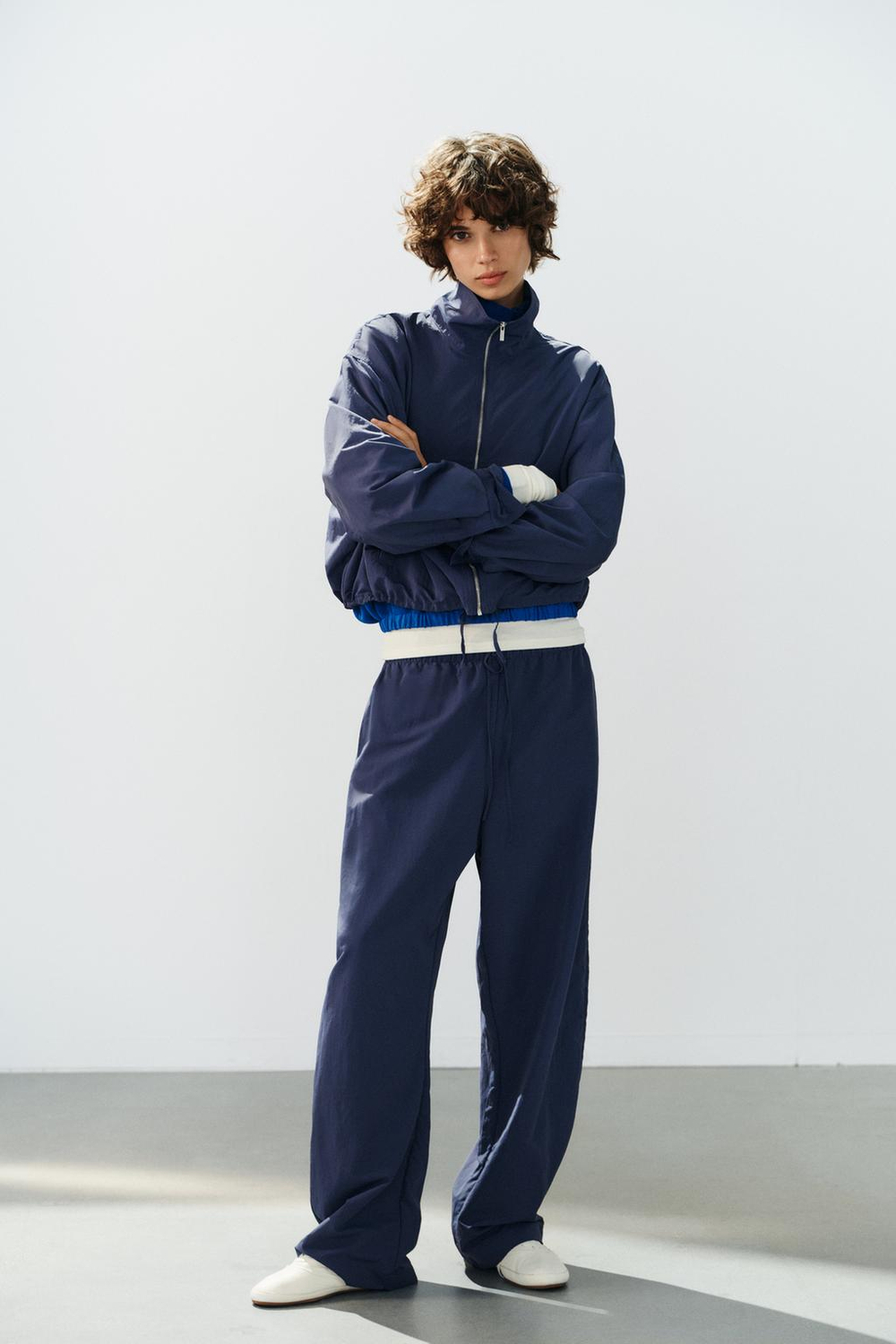 ZARA БРЮКИ ИЗ ТЕХНИЧЕСКОЙ ТКАНИ С ЭЛАСТИЧНЫМ ПОЯСОМ, ИНДИГО