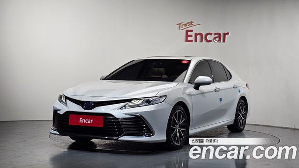 Toyota Camry 2.5 XLE Hybrid — 2024