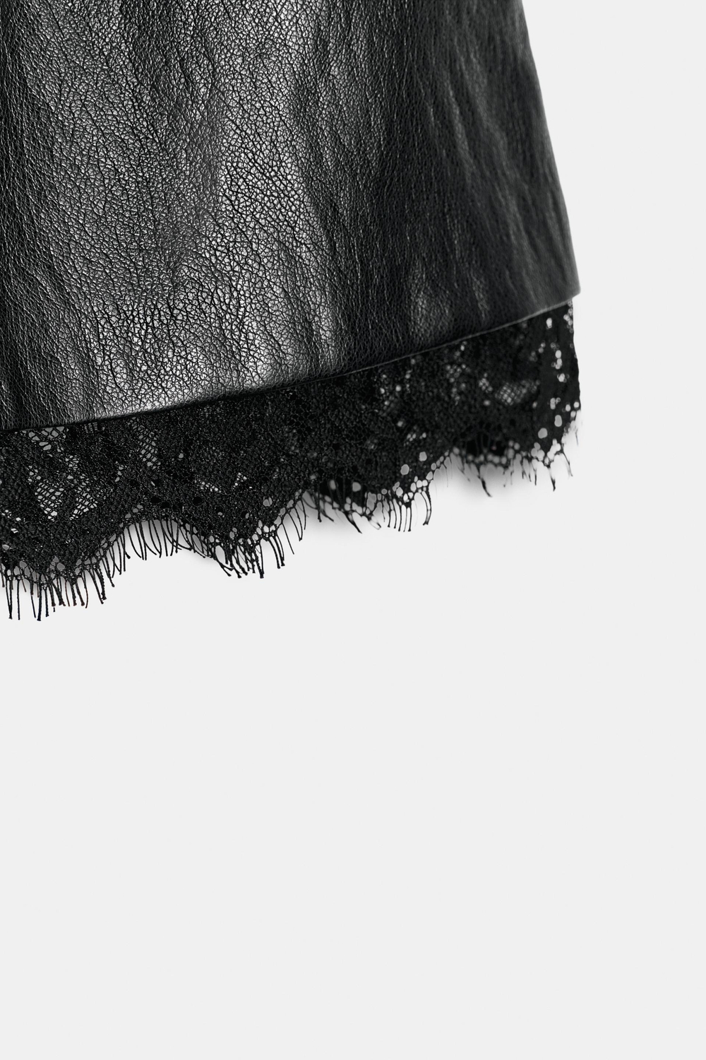 ZARA ШОРТЫ ИЗ ИСКУССТВЕННОЙ КОЖИ С КРУЖЕВОМ, ЧЕРНЫЙ