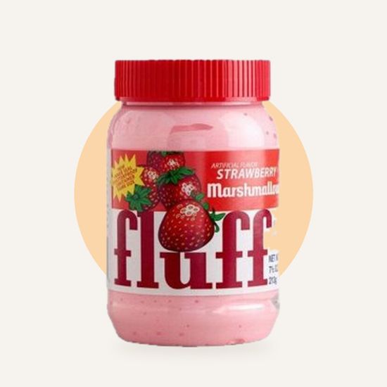 Кремовое маршмеллоу Marshmallow Fluff с клубничным вкусом — на фирменном фоне OH MY GEEK