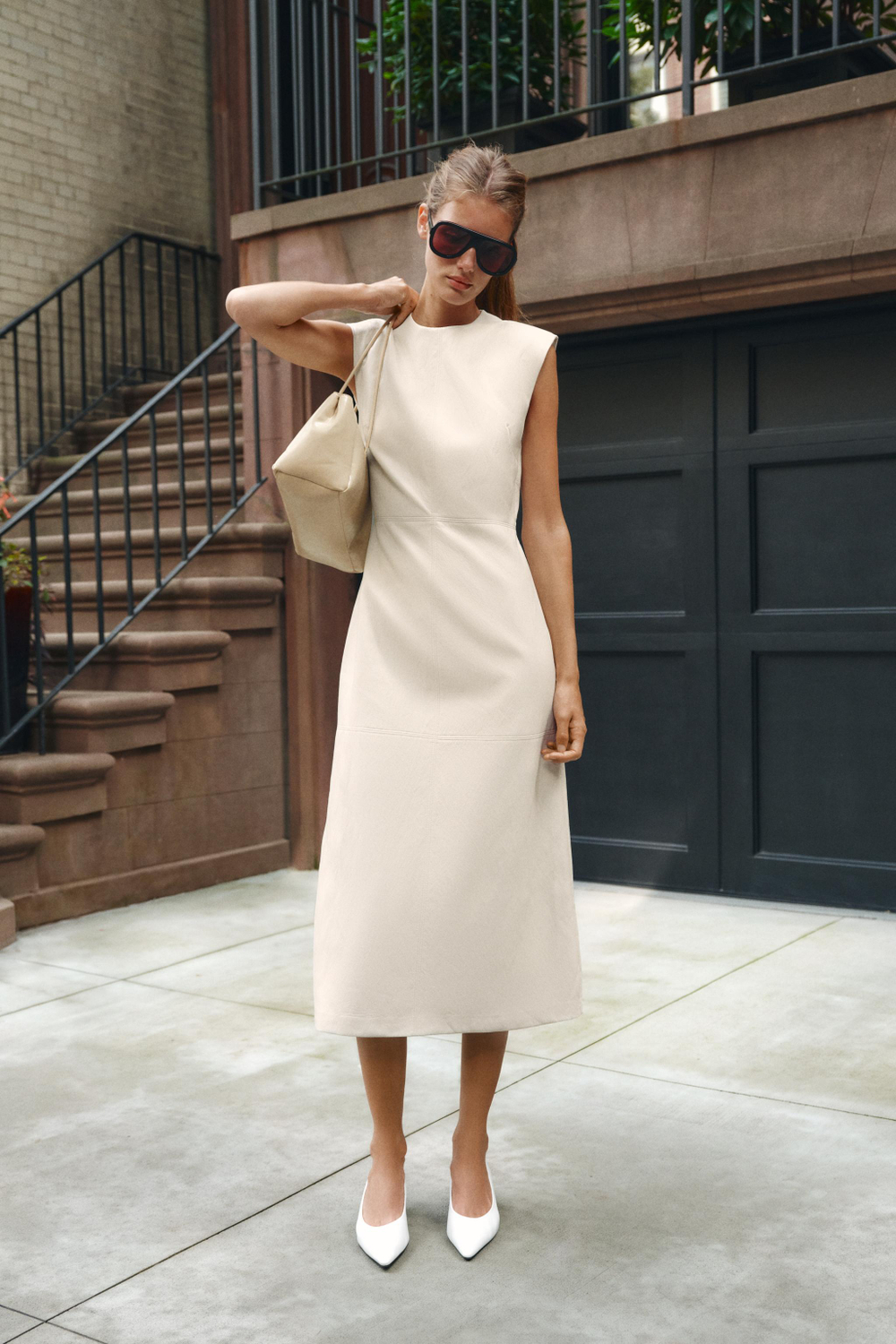 ПЛАТЬЕ МИДИ ИЗ ИСКУССТВЕННОЙ КОЖИ С ПОДПЛЕЧНИКАМИ — ZARA