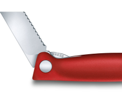 Нож Victorinox столовый, лезвие 11 см, серрейторная заточка, красный