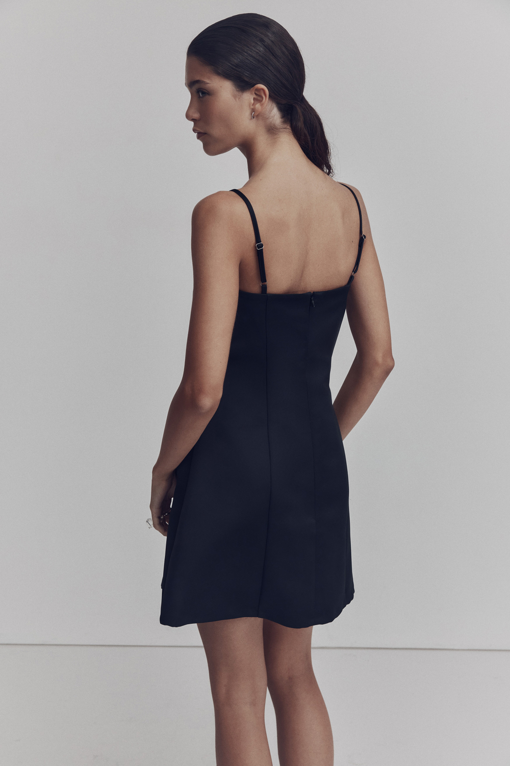 Атласное платье на бретелях — Чёрный - H&M
