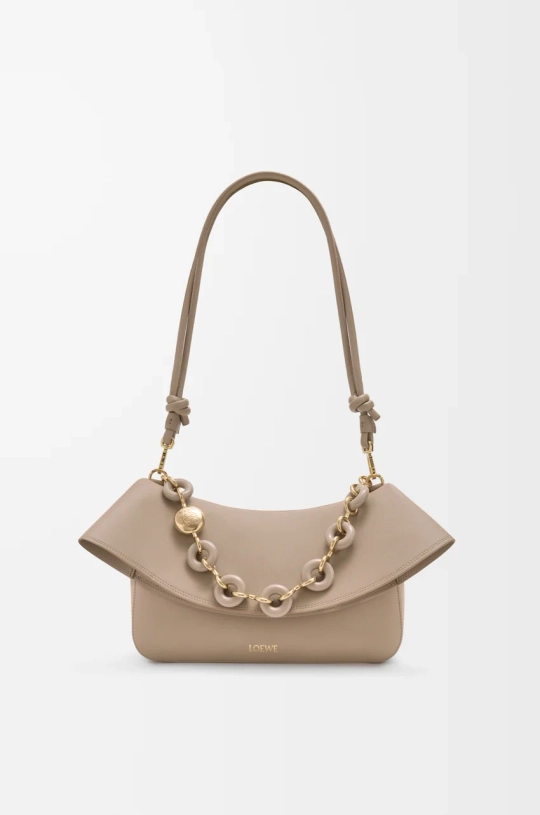 Loewe Средняя сумка Ola из гладкой телячьей кожи, песочный