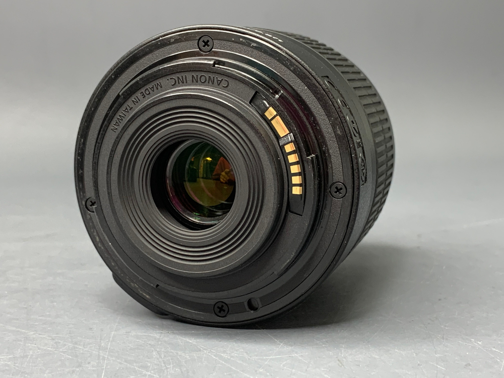 Canon 1200D kit 18-55mm 3.5-5.6 III 2200 кадров