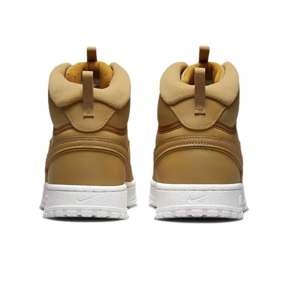 alt="Увеличенные грунтозацепы на подошве Nike Court Vision Mid Winterized DR7882-700"