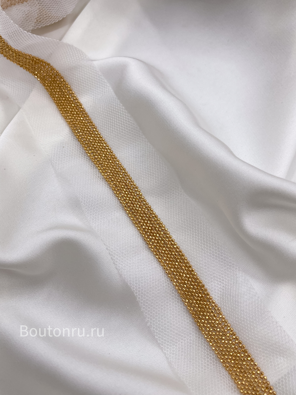 Тесьма мониль золотистая на белой сетке (10 рядов)