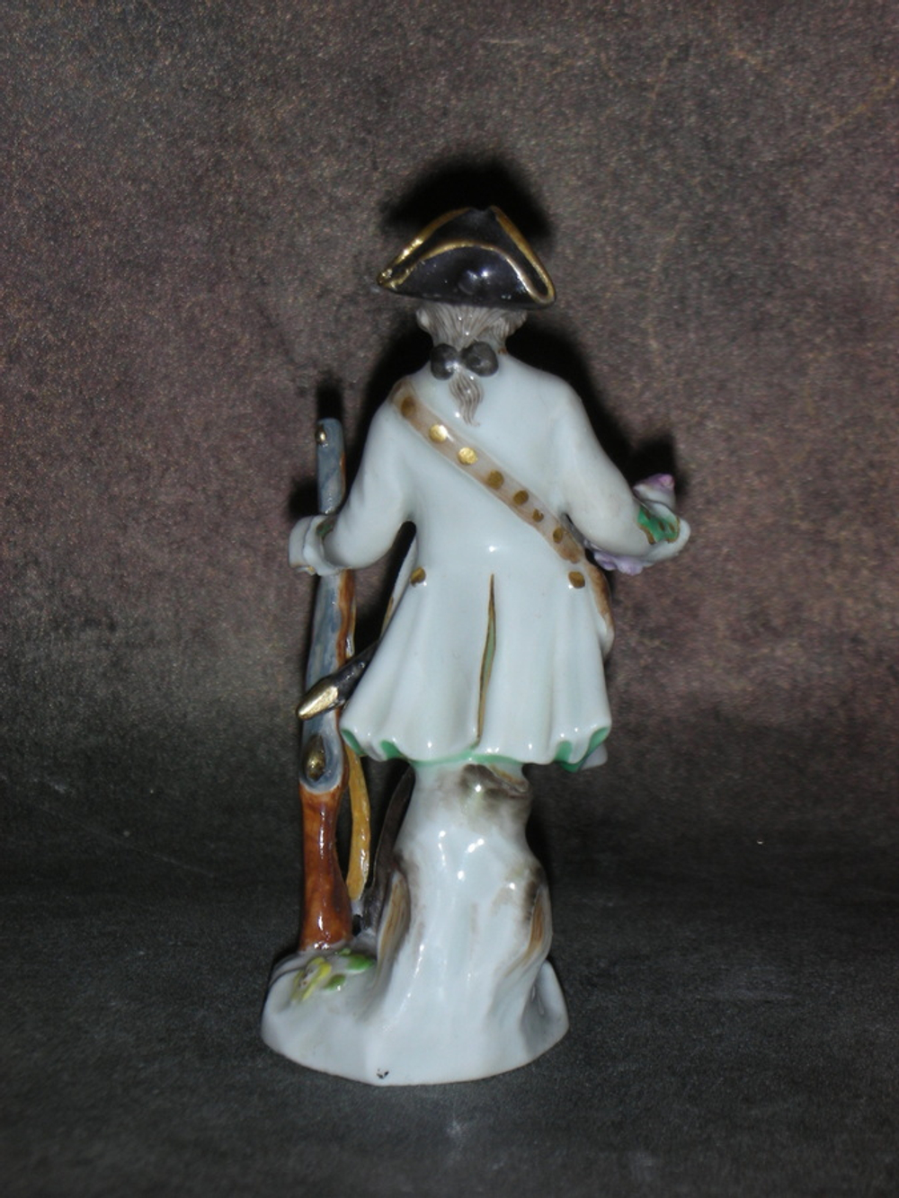 Статуэтка. Фарфор. Охотник с ружьем. MEISSEN. Германия