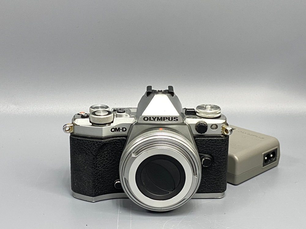 Olympus OM-D E-M5 Mark II kit 14-42mm 21700 кадров