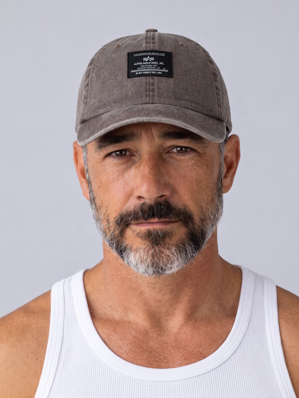 Бейсболка Alpha Industries Battlewash Cap Hickory (коричневая) — на модели — крупный план