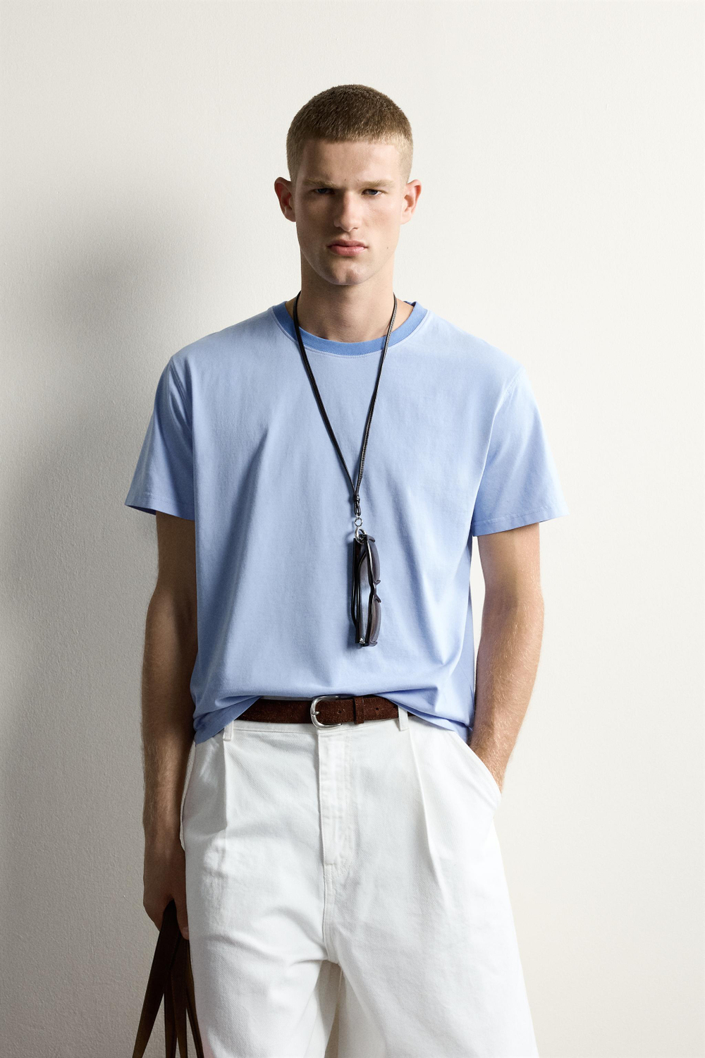 ФУТБОЛКА RELAXED FIT С КОНТРАСТНЫМ ВЫРЕЗОМ — ZARA