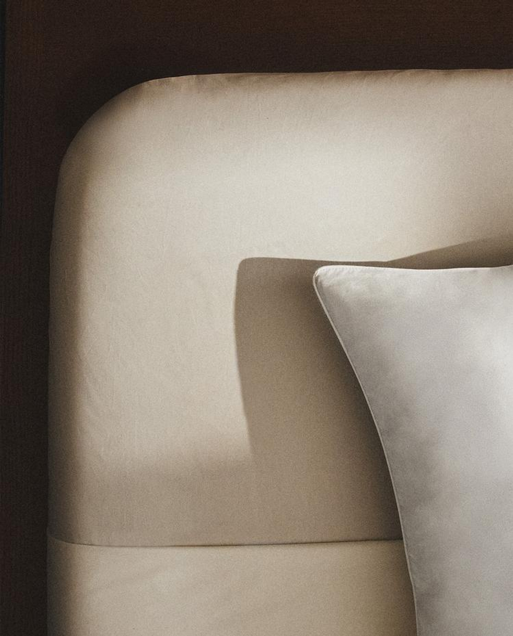 ZARA HOME НАТЯЖНАЯ ПРОСТЫНЯ ИЗ ХЛОПКА ПЕРКАЛЬ | ВЫСОТА 40 СМ (300 НИТЕЙ), ЭКРЮ