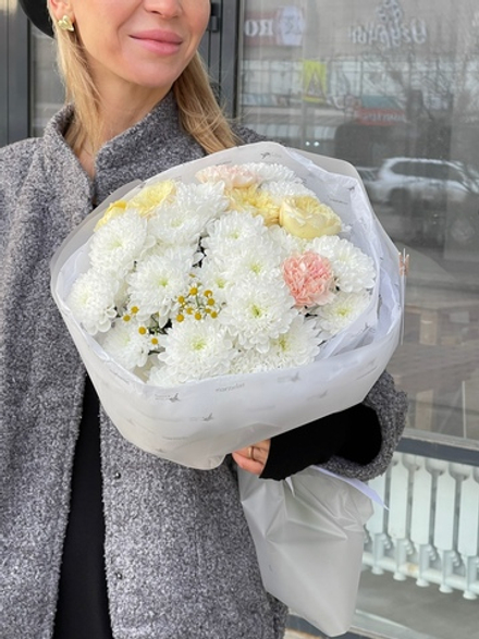 Букет из хризантемы, ромашки, кустовой пионовидной розы и диантусов!