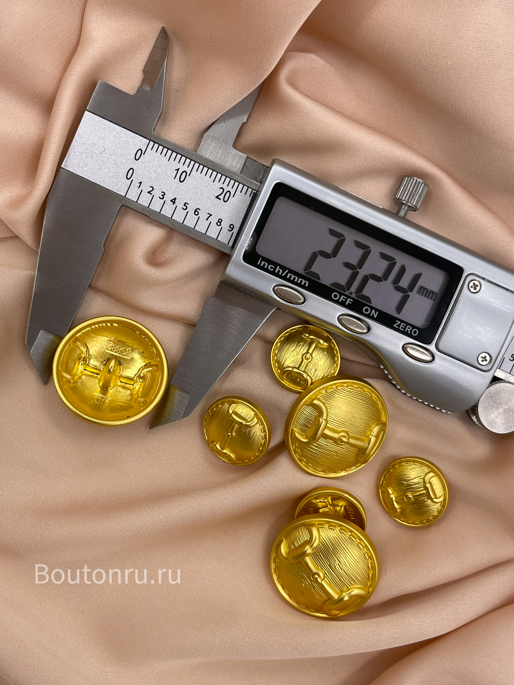 Пуговицы в стиле Гучч. матовое золото