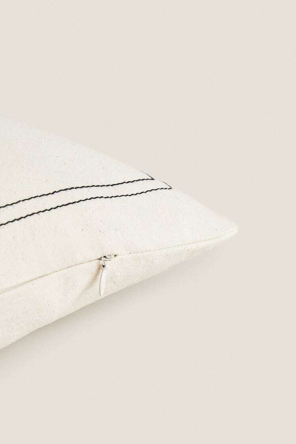 ZARA HOME ОДНОТОННЫЙ ЧЕХОЛ НА ПОДУШКУ С КОНТРАСТНЫМИ КРАЯМИ, ЭКРЮ